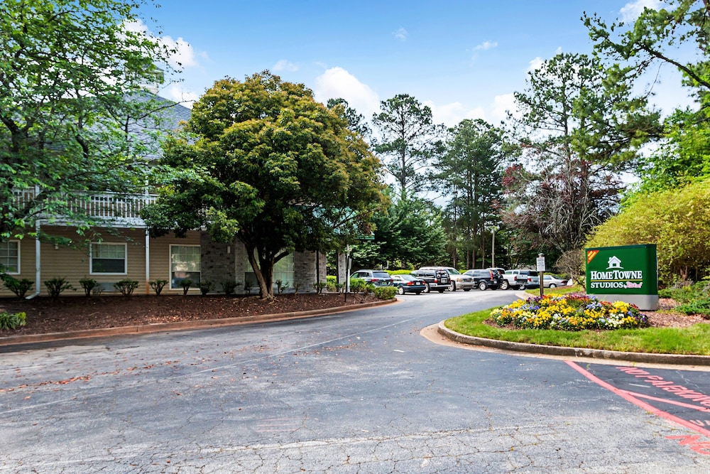 HomeTowne Studios by Red Roof Atlanta Lawrenceville - photo 24