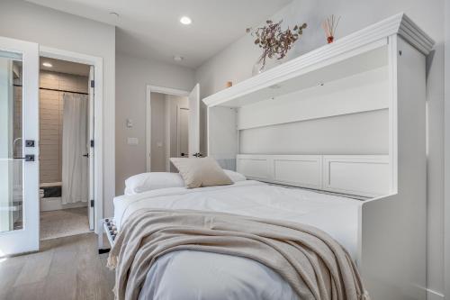Rooftop Patio with Waterview Private Garden & Grill 3BR 3BA Modern Cityscape - photo 29