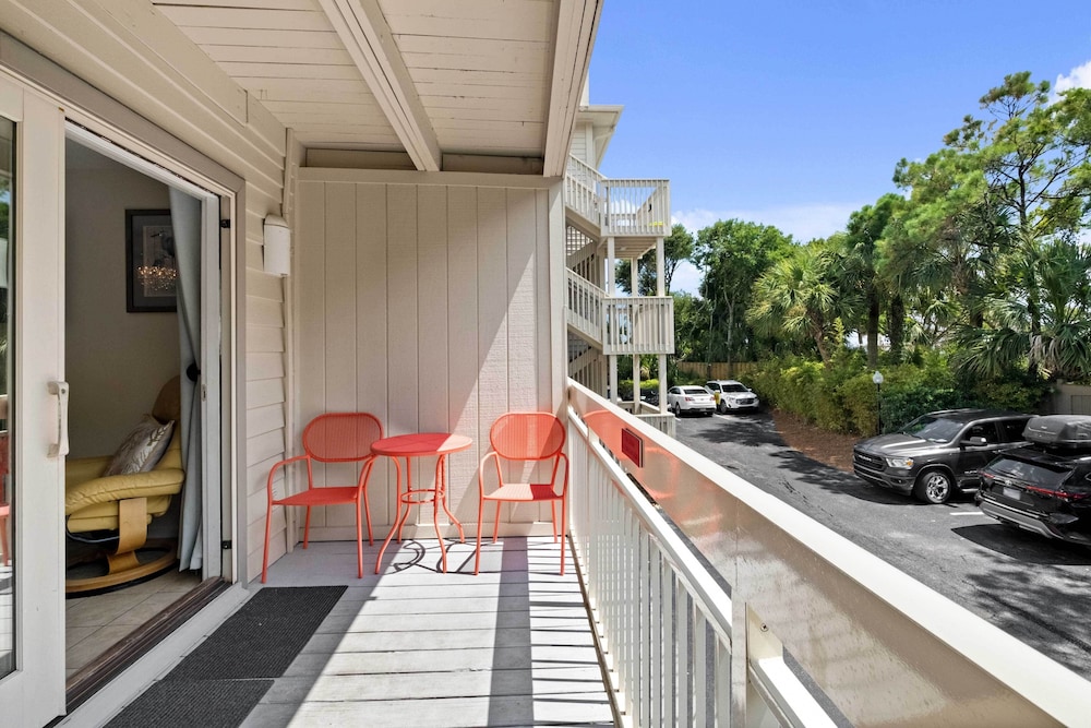 Walk to Bars & Shops: Resort Condo in Hilton Head - photo 11