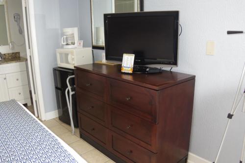 Edgewater Inn - photo 9