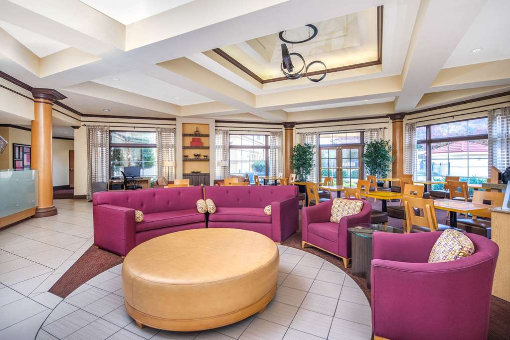 La Quinta Inn & Suites by Wyndham Atlanta Ballpark Galleria - photo 8