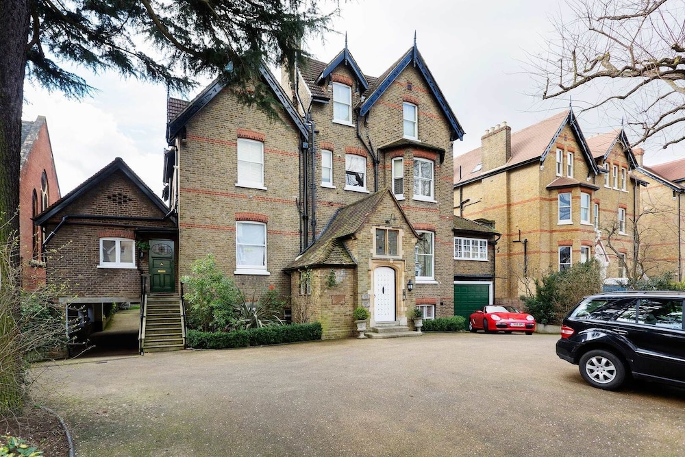 Veeve Traditional Wimbledon Village — 4-Star Luxury Hotel in London, United Kingdom