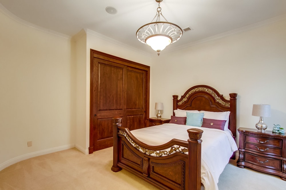 Tropical 5BR La Jolla Retreat by NamaStay - photo 23