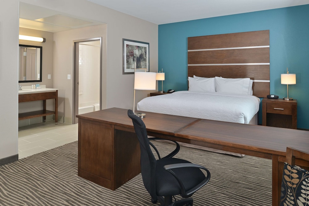 Hampton Inn & Suites Des Moines Downtown - photo 16