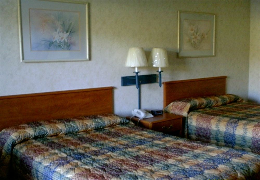 Campton Parkway Inn - photo 43