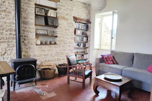 Les Hirondelles et la glycine in Montreal, France