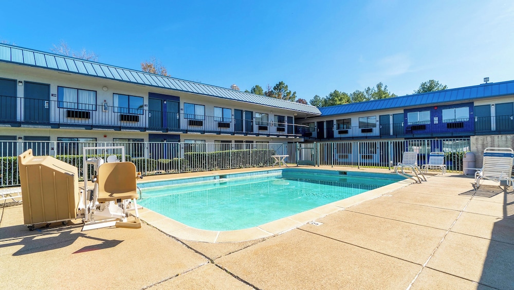 Xpress Inn & Extended Stays - carbon neutral hotel in Marshall
