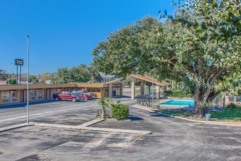 Americas Best Value Inn Uvalde - photo 27