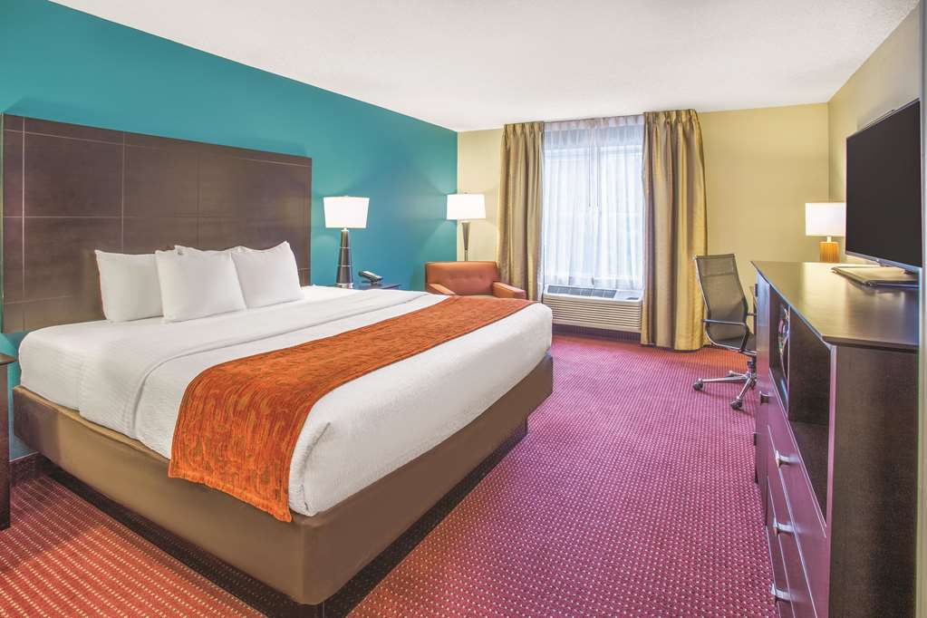 La Quinta Inn & Suites by Wyndham O'Fallon IL St. Louis - photo 18