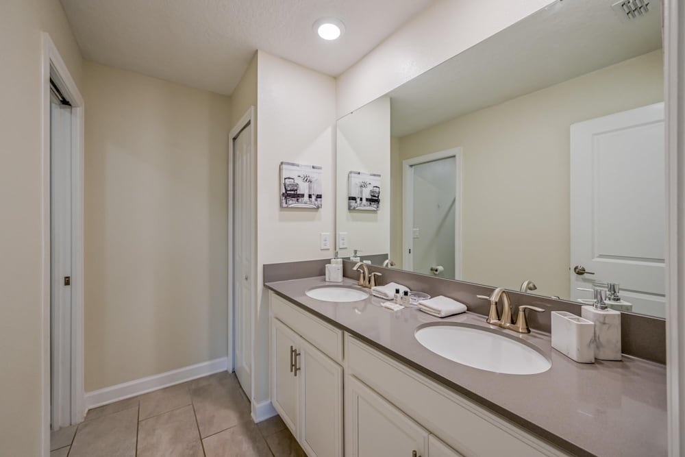Family Paradise Space Themed Perfect Location - photo 34