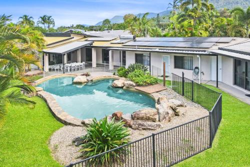 Tuckeroo Villa — 4-Star Luxury Hotel in Edge Hill, Australia