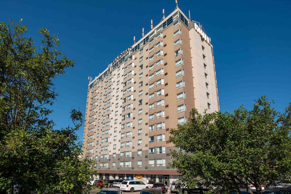 Sandman Signature Mississauga Hotel — 4-Star Luxury Hotel in Mississauga, Canada