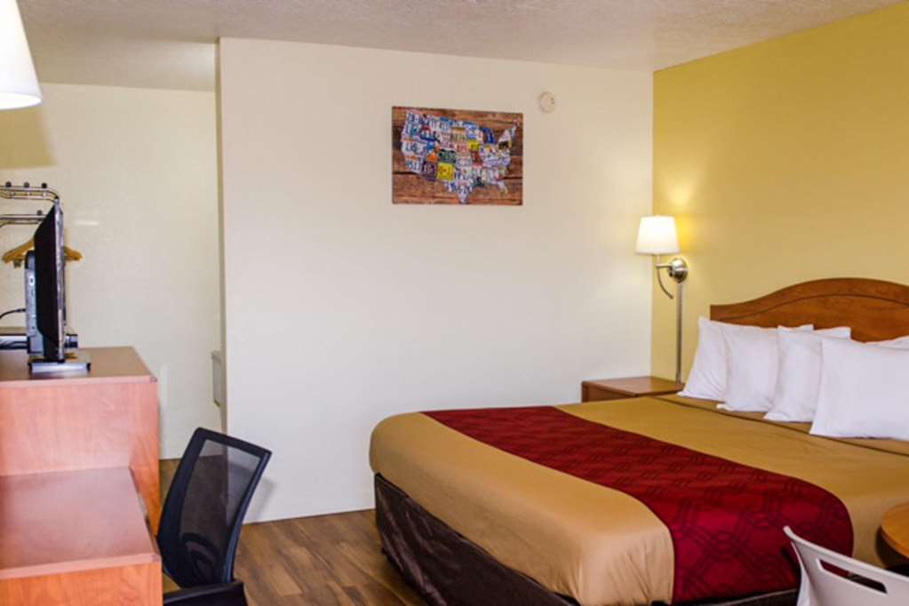 Econo Lodge Albuquerque East - photo 8
