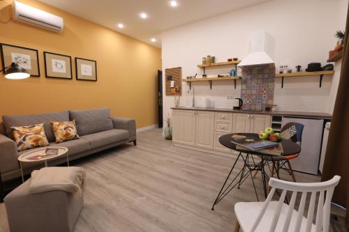 hotelise I Blue Poppy Apartment — 4-Star Luxury Hotel in Yerevan, Armenia