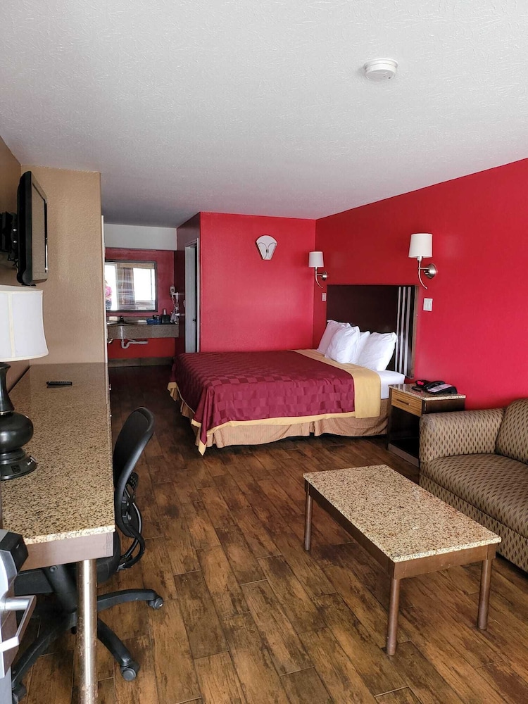 Texas Inn & Suites Raymondville - photo 9