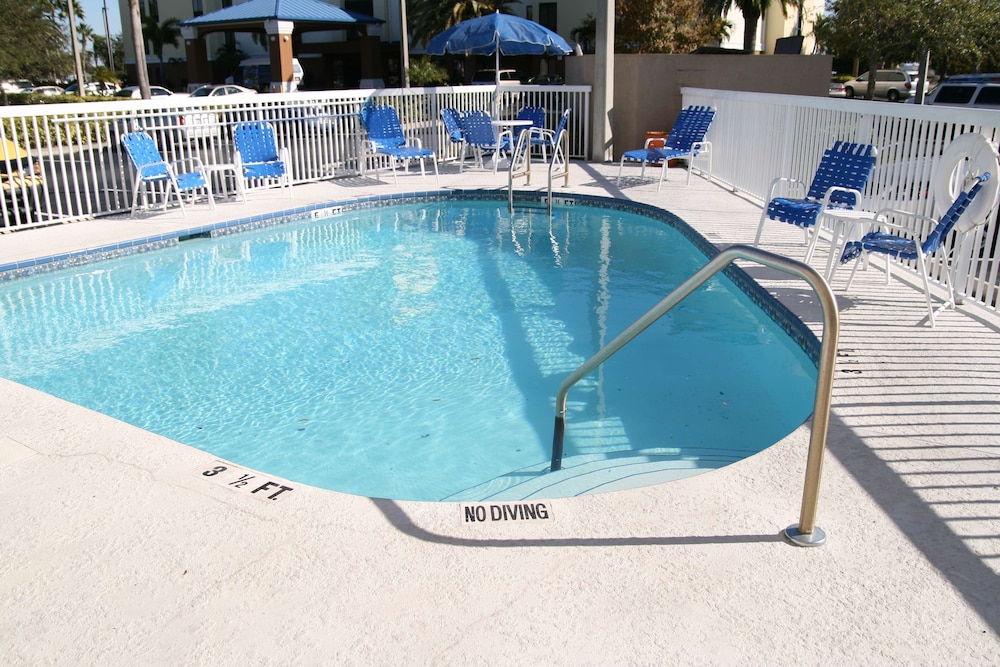 Hampton Inn Tampa Rocky Point Airport - photo 15