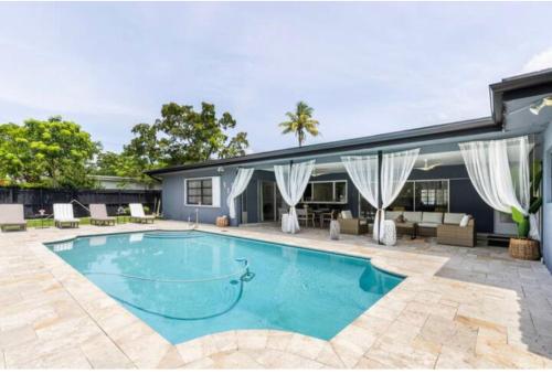 Spacious 4 Bedroom 3 Bathroom House with Heated Pool and Outdoor Shower close to FFL Airport and Cruise Port — 4-Star Luxury Hotel in Plantation, United States