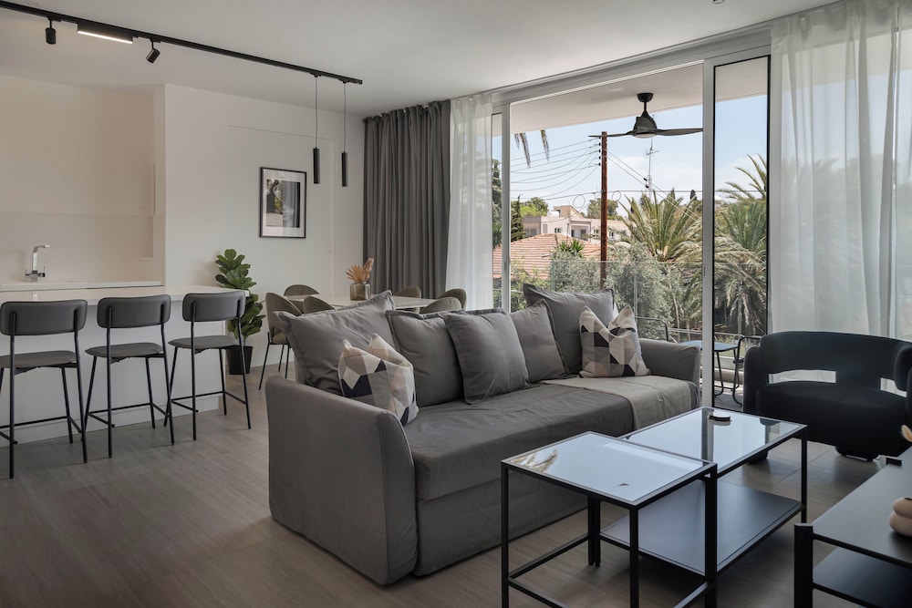 Phaedrus Living: Travertine Residences 102
