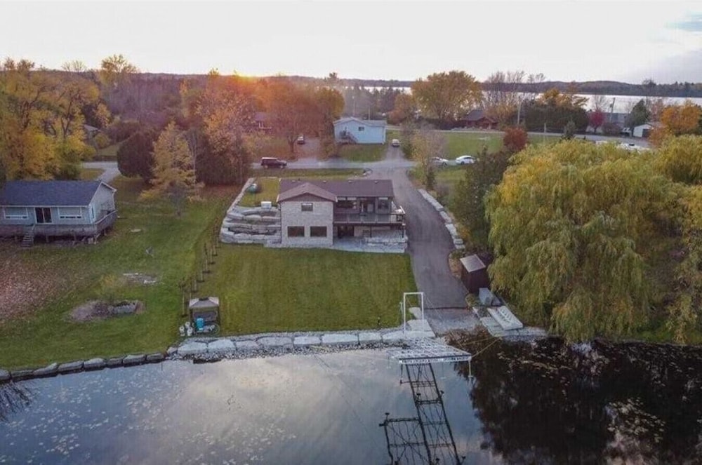 Chemong Lake Waterfront Cottage privateboatlaunch — 4-Star Luxury Hotel in Peterborough, Canada