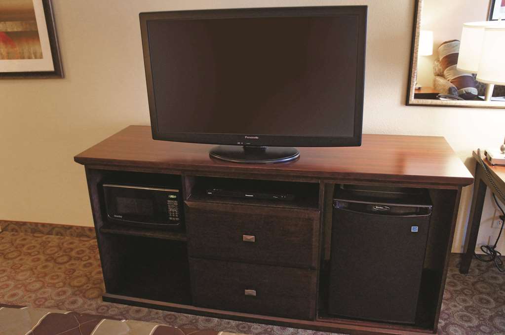 La Quinta Inn & Suites by Wyndham Dickinson - photo 13