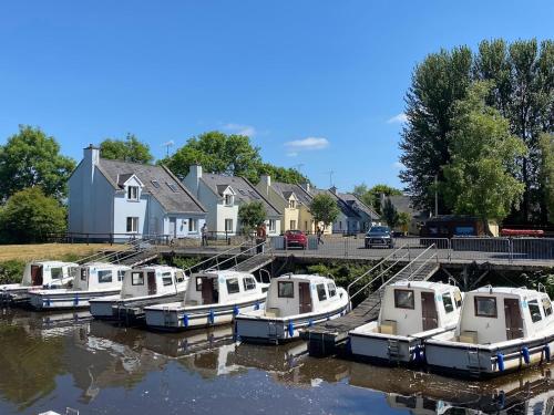 Leitrim Quay Riverside Cottage 8 — 4-Star Luxury Hotel in Carrick-On-Shannon, Republic of Ireland
