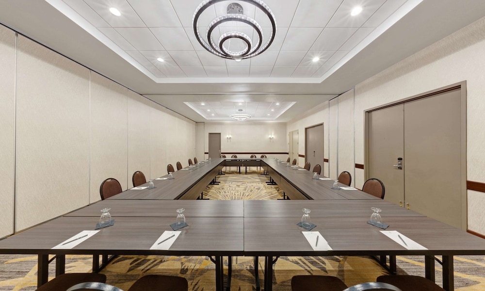 Embassy Suites by Hilton Milwaukee Brookfield - photo 83