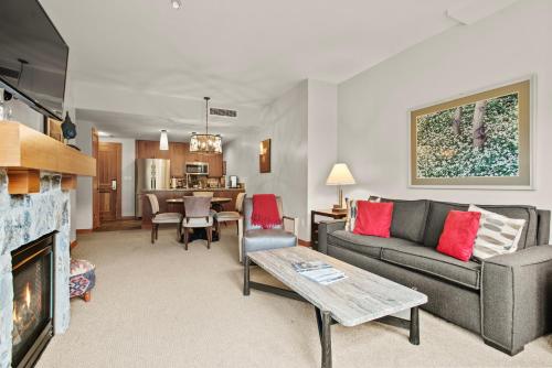 Chairlift Champion Capitol Peak Lodge #3315 — 4-Star Luxury Hotel in Snowmass Village, United States