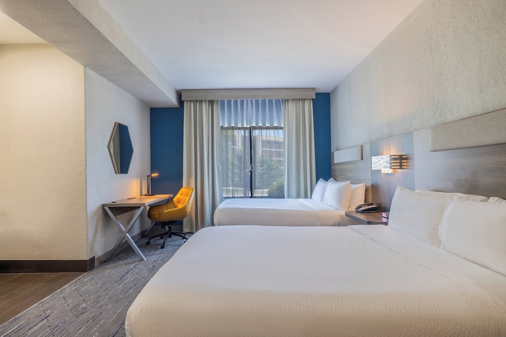 Holiday Inn Express and Suites Kansas City Airport by IHG - photo 13