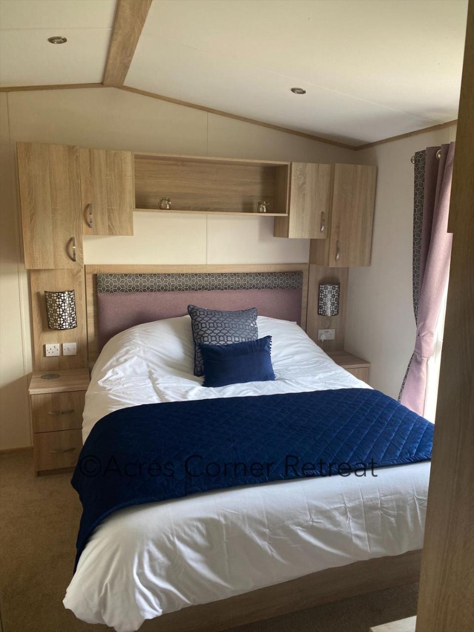 Acres Corner Retreat Inc Hot tub at Tattershall Lakes Country Park in Lincoln, United Kingdom