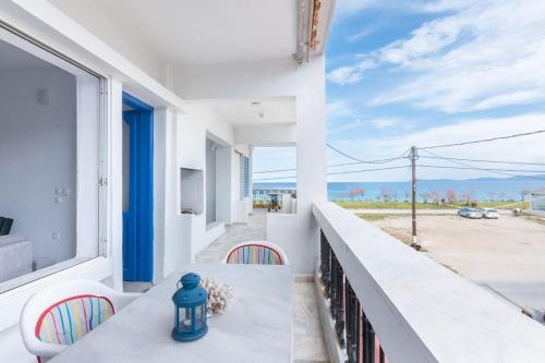 Cycladic flat with sea view and BBQ grill — 4-Star Luxury Hotel in Ierissos, Greece