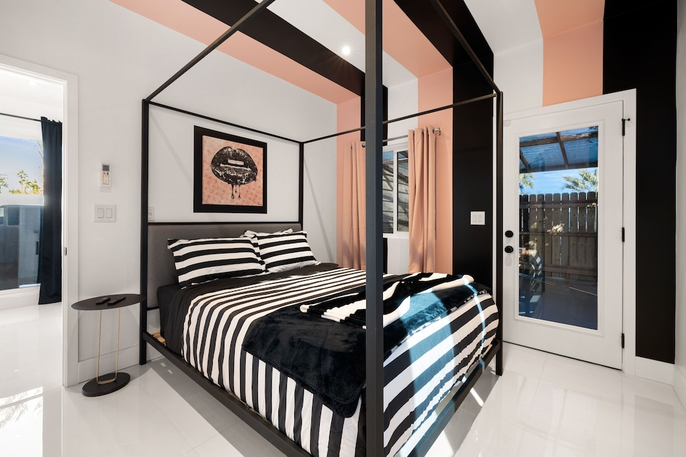 The Escape Island — 4-Star Luxury Hotel in Palm Springs, United States