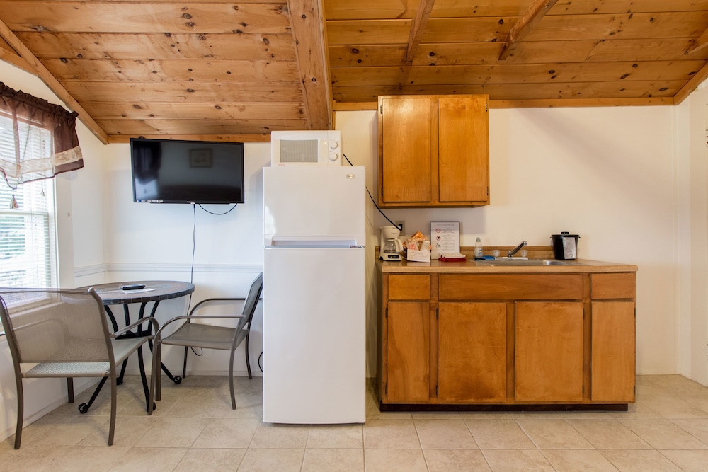 Half Moon Motel & Cottages - photo 33