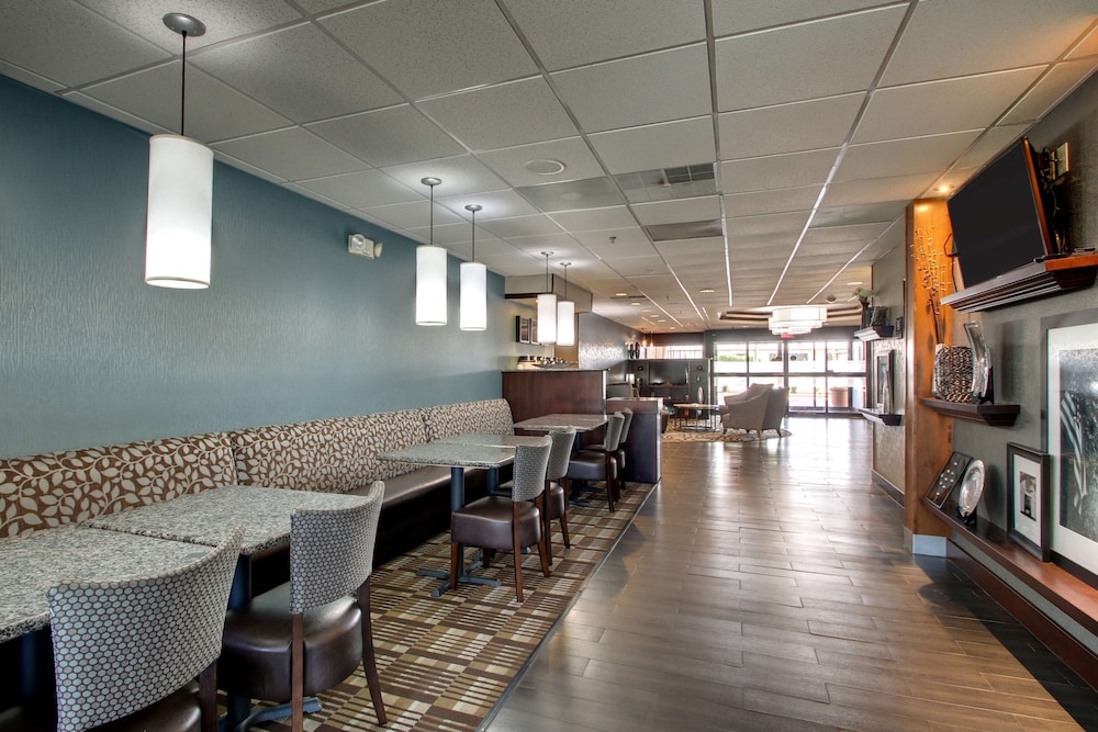 Hampton Inn Rolla - photo 35