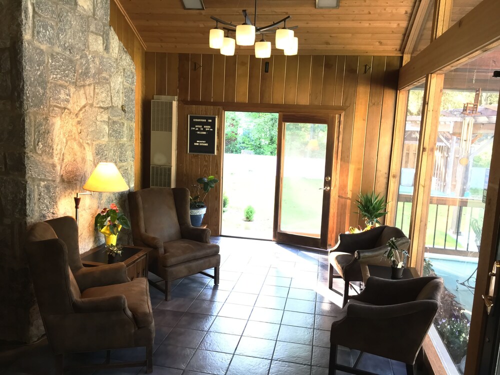 CedarWood Inn - photo 4