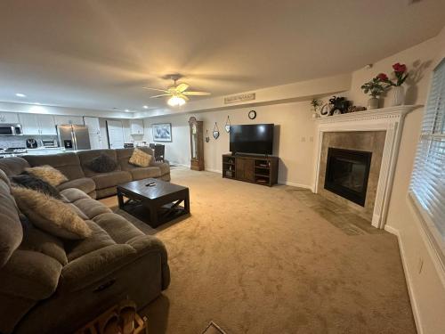 Whole House HUGE Modern & New Niagara Shoreline Home Rental — 4-Star Luxury Hotel in Tonawanda, United States