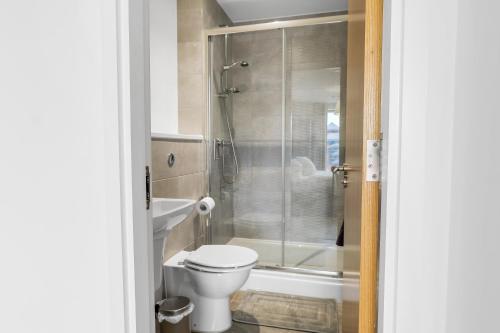 High rise 2 Bedroom & 2 Bath Apartment with Parking balcony & amazing view — 4-Star Luxury Hotel in Manchester, United Kingdom
