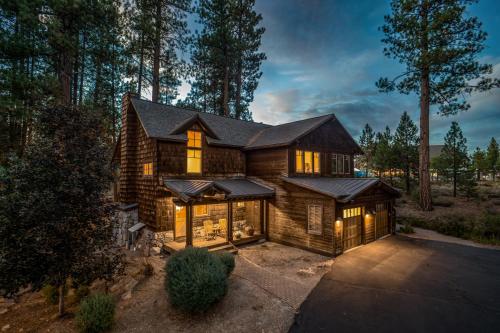 The Cottages Ski Shuttle Ski Valet 2 Bedroom — 4-Star Luxury Hotel in Truckee, United States