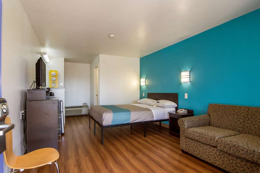 Motel 6 Portland Mall 205 - photo 25