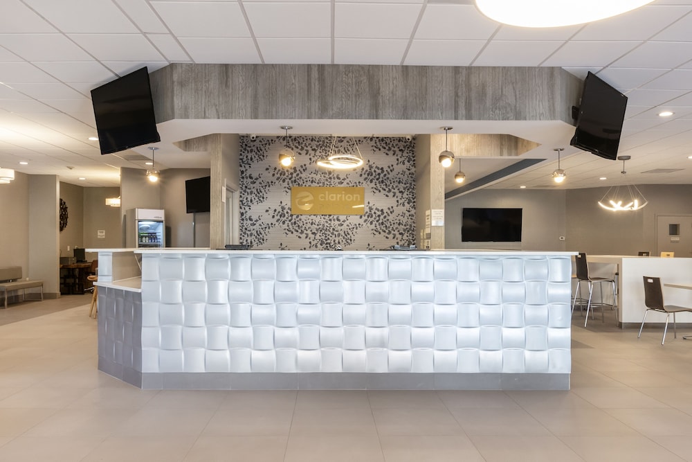 Clarion Pointe Near University - photo 4