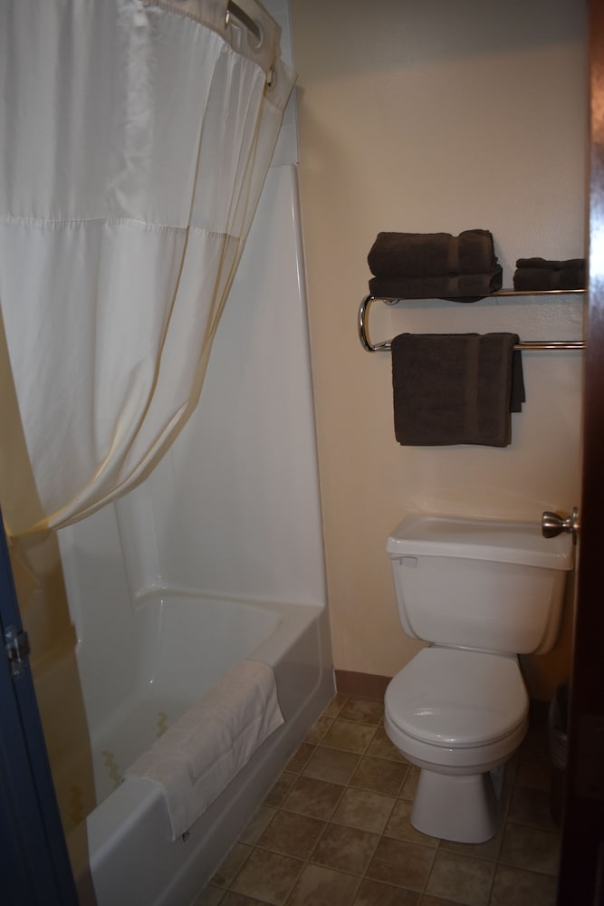 Heartland Hotel and Suites - photo 23