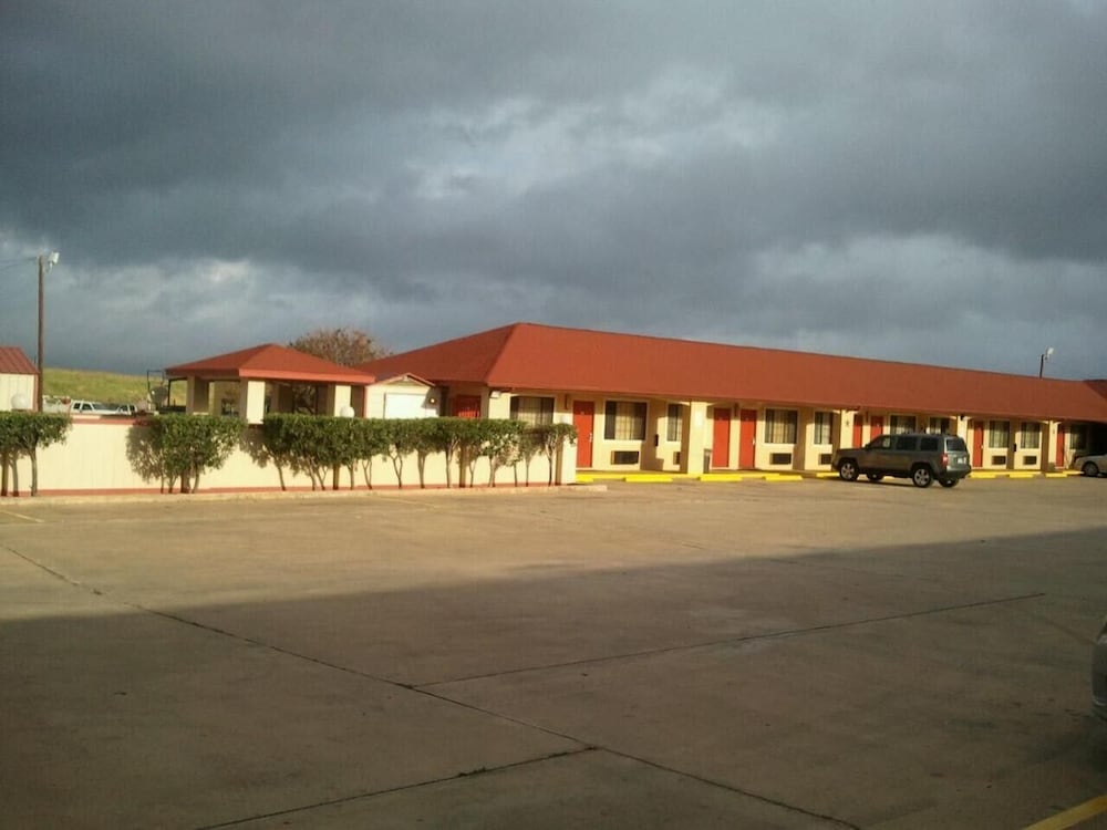 Royal Inn Pearsall - photo 31