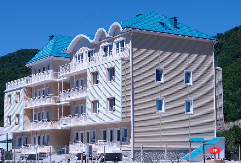 Lelux Hotel — hotel in Novomikhaylovskiy