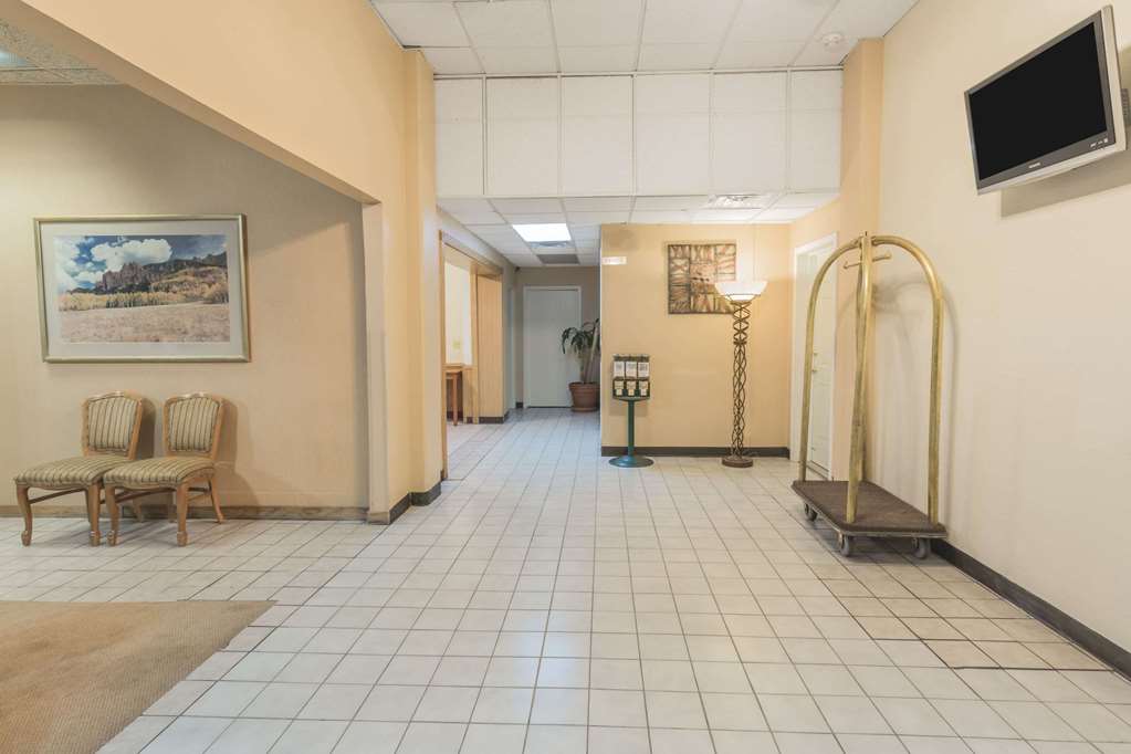 Super 8 by Wyndham Colo. Sprs. Garden Of The Gods - photo 2