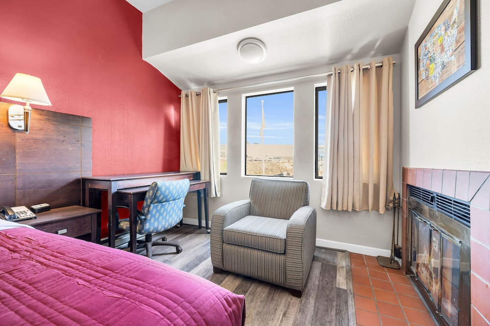 Econo Lodge Bay Breeze - photo 16