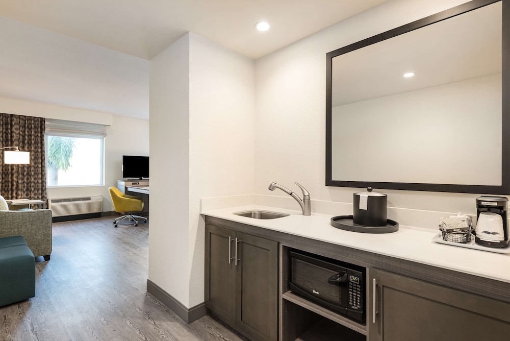 Hampton Inn & Suites Miami Wynwood Design District - photo 23