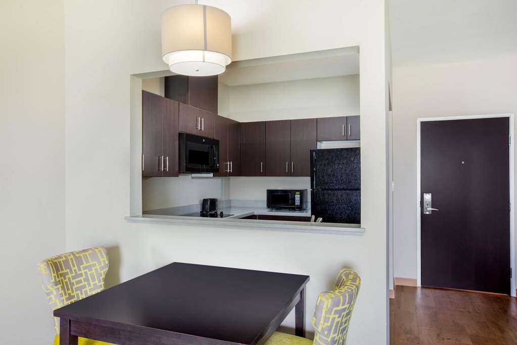 La Quinta Inn & Suites by Wyndham McAllen Convention Center - photo 24
