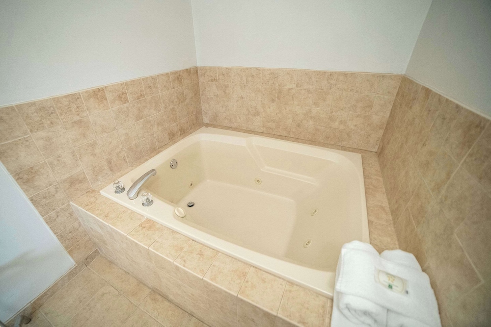 Quality Inn & Suites Watertown near Prairie Lakes Ice Arena - photo 38