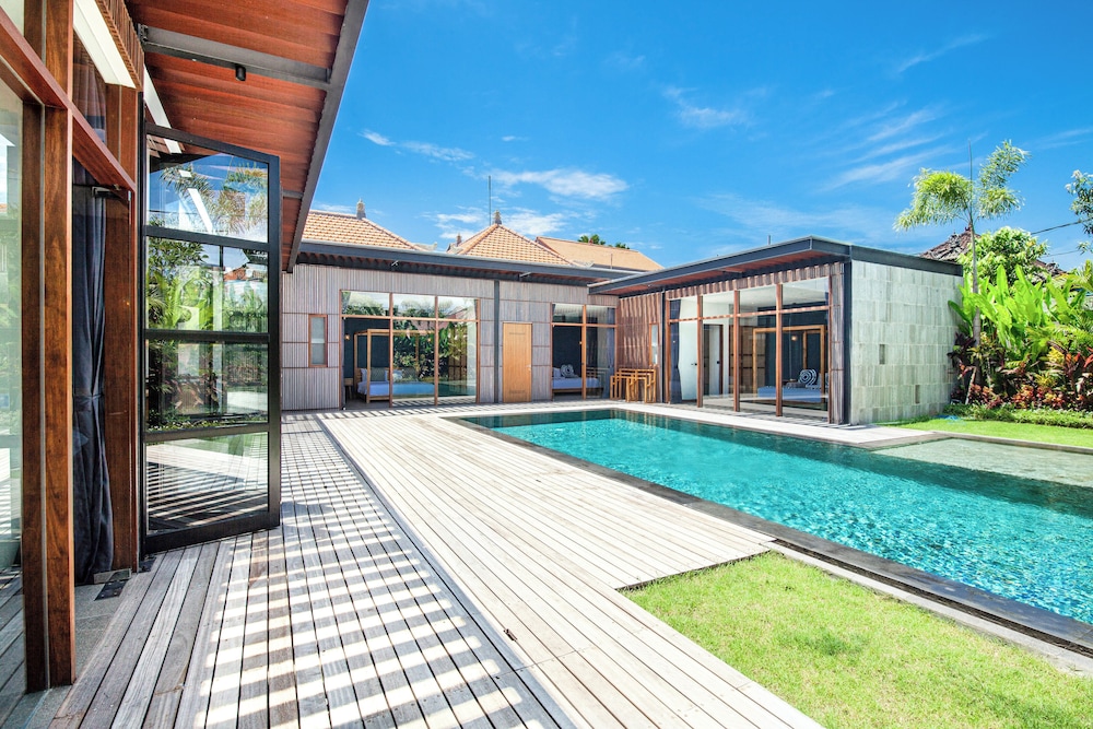 Stunning 4Bd Retreat 5min Walk to Finns Bliss — 4-Star Luxury Hotel in Canggu, Indonesia