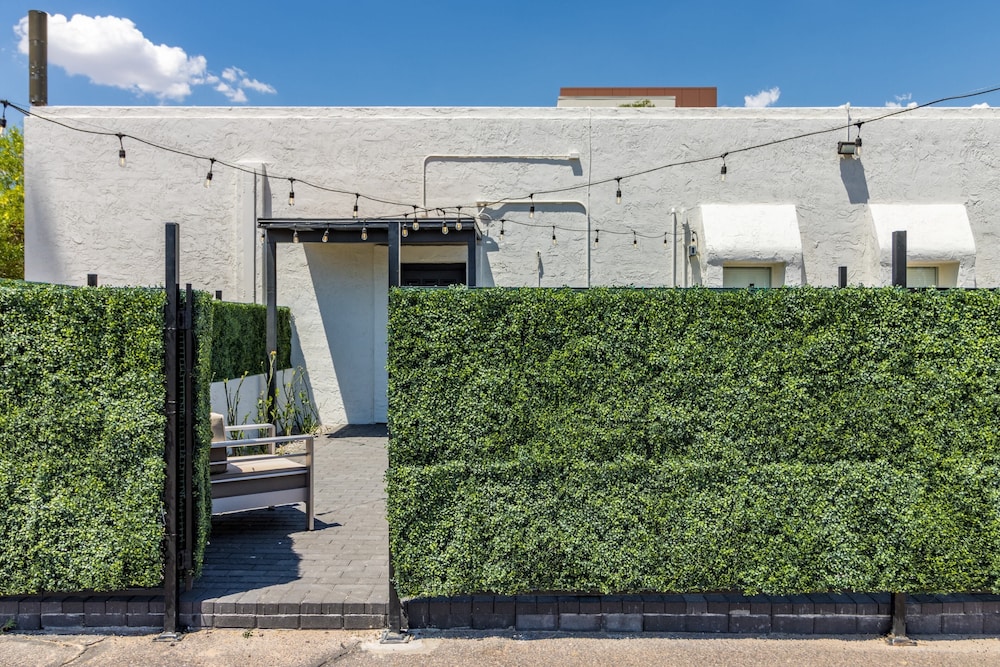 Luna & Stellar by Avantstay Modern Artist's Loft Buyout w 10 Brs Patio & Billiards - photo 25