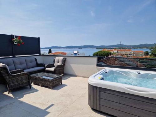 Apartment in Sv. Filip i Jakov 53597 — 4-Star Luxury Hotel in Turanj, Croatia